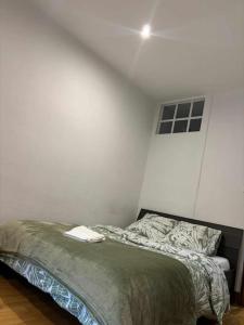 - une chambre avec un lit dans un mur blanc dans l'établissement St Dié Central, à Saint-Dié-des-Vosges