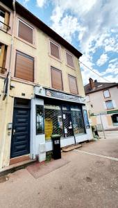 un bâtiment avec une porte bleue dans une rue dans l'établissement St Dié Central, à Saint-Dié-des-Vosges