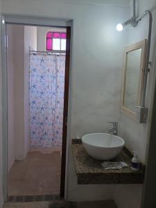 サン・フランシスコにあるDepartamento Susy San Franciscoの白い洗面台と窓のあるバスルーム +2枚の写真