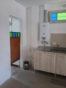 サン・フランシスコにあるDepartamento Susy San Franciscoのシンクと窓のあるキッチン