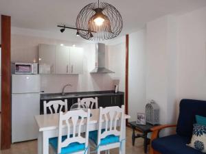 een keuken en eetkamer met een tafel en stoelen bij La rosa, vivienda vacacional in Breña Baja +3 foto's