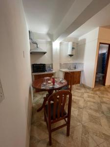 Una pequeña cocina con una mesa y una silla. en Gloria Apart Oran, en San Ramón de la Nueva Orán