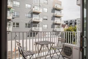 Sunlit Modern Apartment with Balcony的阳台或露台
