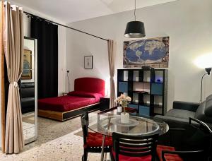 un soggiorno con tavolo in vetro e divano rosso di Spacious Studio in Via dei Coronari a Roma