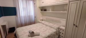 a small bedroom with a bed and a closet at Modesto piso turístico in Briviesca