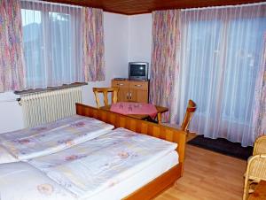 Un pat sau paturi într-o cameră la Pension Alpentraum