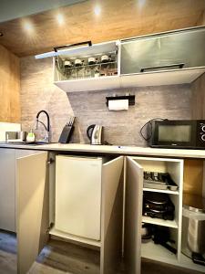 Kuchyň nebo kuchyňský kout v ubytování K&H Apartman
