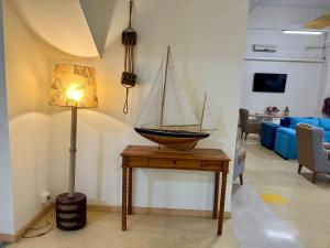 Una televisión o centro de entretenimiento en Apartamentos Turisticos Mediterraneo