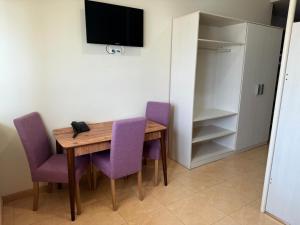 Una televisión o centro de entretenimiento en Apartamentos Turisticos Mediterraneo