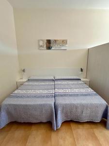 Cama o camas de una habitación en Apartamentos Turisticos Mediterraneo