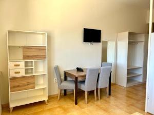 Una televisión o centro de entretenimiento en Apartamentos Turisticos Mediterraneo