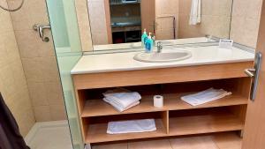 un baño con lavabo y ducha en Apartamentos Turisticos Mediterraneo, en Cartagena 37 fotos más