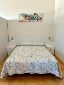 Cama o camas de una habitación en Apartamentos Turisticos Mediterraneo