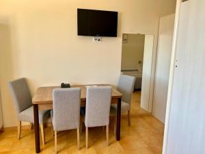 Una televisión o centro de entretenimiento en Apartamentos Turisticos Mediterraneo