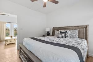 En eller flere senge i et værelse på Pecan Farm Garden Haus