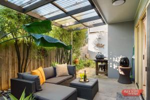 卡尔斯HOLLYDENE 2 - 6 Guests的一个带沙发和凉亭的庭院