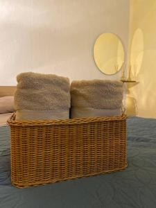 a bedroom with a wicker bed with a mirror at Comodidad de vivir en el centro in Guanajuato