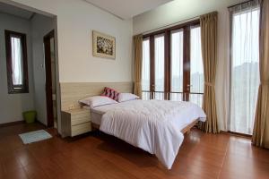 Ліжко або ліжка в номері Villa Kencana Syariah