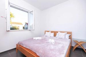 En eller flere senge i et værelse på House Lili + 35 billeder