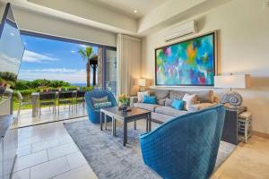 un salon avec un canapé et des chaises dans l'établissement 3BR Ground Floor - Resort Access - Private Beach, à Los Médanos Partidos