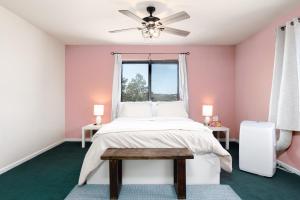 מיטה או מיטות בחדר ב-Breathtaking view of the Hills with HotTub, Pool and Pool Table +17 תמונות