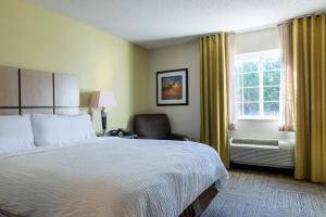 Кровать или кровати в номере Candlewood Suites Colonial Heights - Fort Lee by IHG
