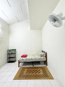 a room with a bed in the corner of a room at Bed's Homestay Kluang in Kluang