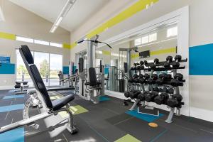 une salle de sport avec des tapis de course et des machines dans une pièce dans l'établissement Spacious Dreamscape 12rooms 11 bathrooms 25 people Wifi, à Kissimmee