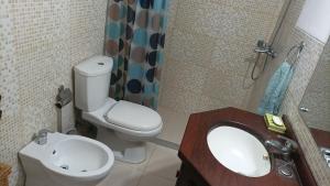 Casa Quincho en el Bosque في بونتا دل إستي: حمام مع مرحاض ومغسلة