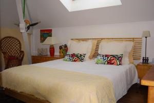 1 dormitorio con 1 cama blanca grande con almohadas en Adore Portugal Coimbra Guest House, en Coímbra