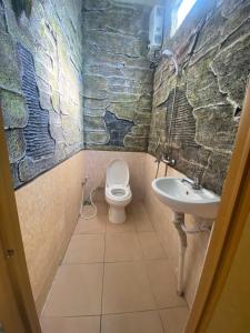un baño con inodoro y lavabo en Villa puncak6, en Campaka 55 fotos más