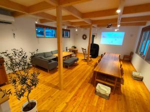 远轻町Farm Stay Ezura Farm的带沙发和桌子的客厅
