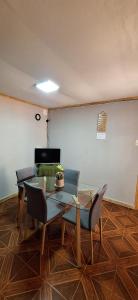 ein Esszimmer mit Glastisch und Stühlen in der Unterkunft Casa interior cercana aeropuerto in Santiago
