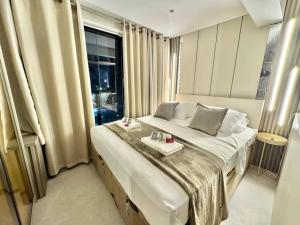a bedroom with a large white bed with a window at 405 - Rentaqui Apartamento The Prime Moema in Sao Paulo