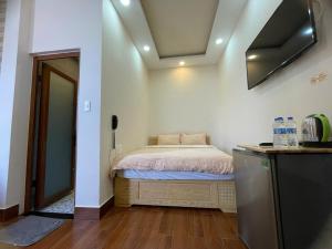 Postel nebo postele na pokoji v ubytování Mylan Hotel Đà Lạt by HOFs