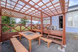 a patio with a wooden pergola and a table and benches at 田舎の隠れ家 喧騒を忘れる静かで穏やかなリトリート空間 吉田家 in Shiraoi