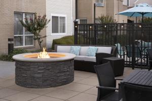 un focolare nel mezzo di un patio di Residence Inn Pleasant Hill Concord a Pleasant Hill