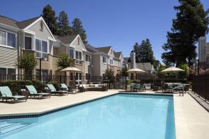 una piscina con mobili da giardino e appartamenti di Residence Inn Pleasant Hill Concord a Pleasant Hill