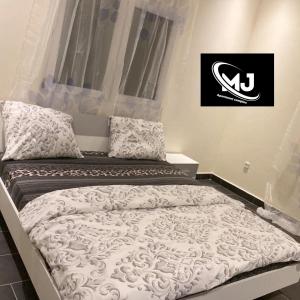 Ένα ή περισσότερα κρεβάτια σε δωμάτιο στο MJ Apartment Complex