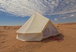 BadīyahThe One - Sunset private Tent camp的沙漠中的一个帐篷