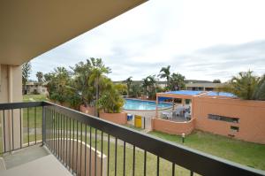 een balkon met uitzicht op een zwembad en een gebouw bij Riverview Holiday Apartment 67 - Kalbarri WA in Kalbarri +5 foto's