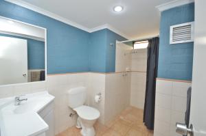 Ένα μπάνιο στο Riverview Holiday Apartment 108 - Kalbarri WA