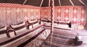 The One - Sunset private Tent camp的休息区