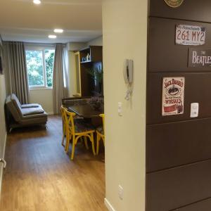 a living room with a table and a phone at Apartamento aconchego in Gramado