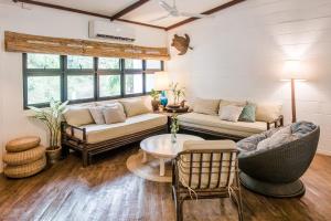 Istumisnurk majutusasutuses TUKI Nest Spacious Home with Garden View & Self-Service Breakfast - Large Porch, Subic Monkeys, Pet Friendly with a Fee
