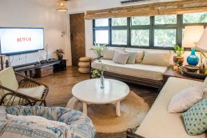 Televiisor ja/või meelelahutuskeskus majutusasutuses TUKI Nest Spacious Home with Garden View & Self-Service Breakfast - Large Porch, Subic Monkeys, Pet Friendly with a Fee