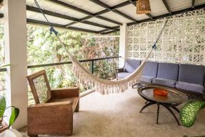 Istumisnurk majutusasutuses TUKI Nest Spacious Home with Garden View & Self-Service Breakfast - Large Porch, Subic Monkeys, Pet Friendly with a Fee