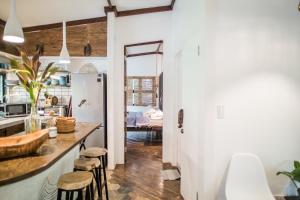 Voodi või voodid majutusasutuse TUKI Nest Spacious Home with Garden View & Self-Service Breakfast - Large Porch, Subic Monkeys, Pet Friendly with a Fee toas