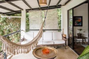 Istumisnurk majutusasutuses TUKI Nest Spacious Home with Garden View & Self-Service Breakfast - Large Porch, Subic Monkeys, Pet Friendly with a Fee