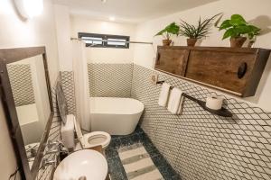 Vannituba majutusasutuses TUKI Nest Spacious Home with Garden View & Self-Service Breakfast - Large Porch, Subic Monkeys, Pet Friendly with a Fee +20 fotot